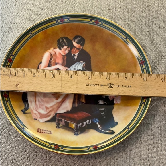Norman Rockwell Decorative Plates Set and book. - Picture 15 of 16